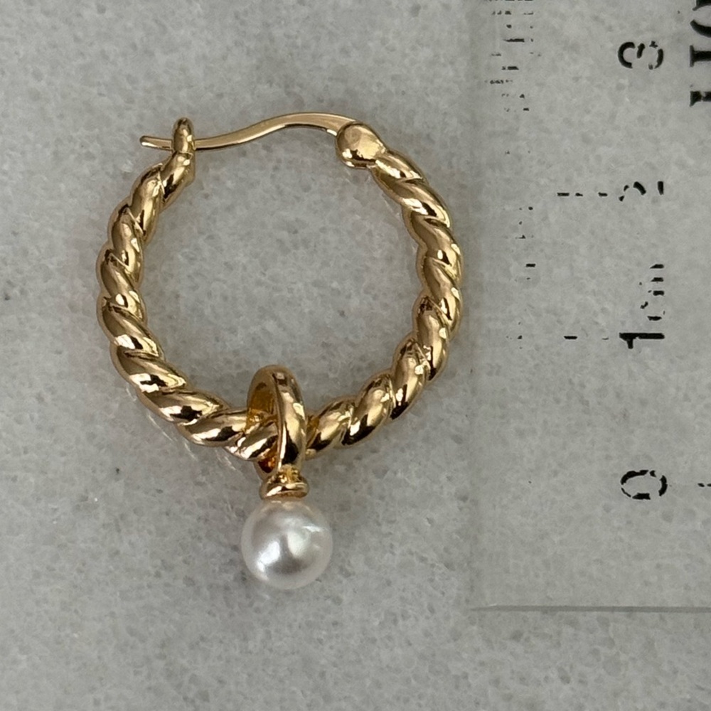 Gold Twist Pearl Dangle Hoop Earrings 

Brand New - Picture 4 of 4
